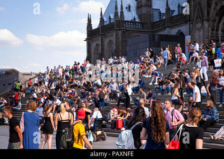 Leute sitzen auf der Treppe bilden die Cathedral Square zum Hauptbahnhof, Köln, Deutschland. Menschen Artikel auf der Treppe von der Domplatte zum Ha Stockfoto