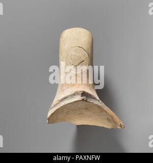 Terrakotta amphore Griff mit Stempel. Kultur: Griechisch, Rhodos. Abmessungen: Andere: 4 7/8 in. (12,4 cm). Datum: Ca. 220-180 v. Chr.. Der Kreisstempel trägt den Namen der Potter Damokrates, mit in der Mitte eine große Rose, Symbol für Rhodos (das griechische Wort bedeutet Rhodon Rose). Museum: Metropolitan Museum of Art, New York, USA. Stockfoto