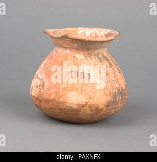 Terrakotta juglet mit eingeschnittenen Buchstaben auf Basis. Kultur: Zypriotische?. Abmessungen: H.: 3 1/4 x 2 7/8 in. (8,3 x 7,3 cm). Museum: Metropolitan Museum of Art, New York, USA. Stockfoto