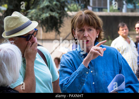 Bürgermeister Henriette Rädeker im Gespräch anlässlich der Wiederinbetriebnahme des Brunnens von Wolfgang Goeddertz auf dem Ebertplatz am 14. Juli. 2018, f Stockfoto