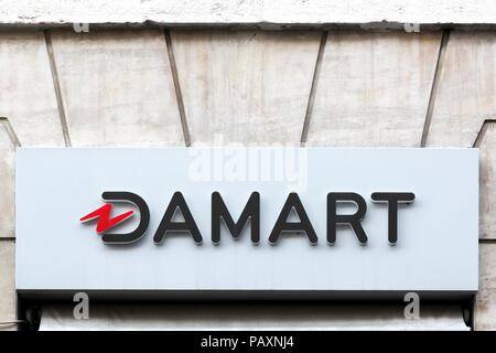 Lyon, Frankreich - 19. Juli 2018: Damart Logo auf eine Wand. Damart ist ein französisches Unternehmen, das sich auf Kleidung spezialisiert. Stockfoto