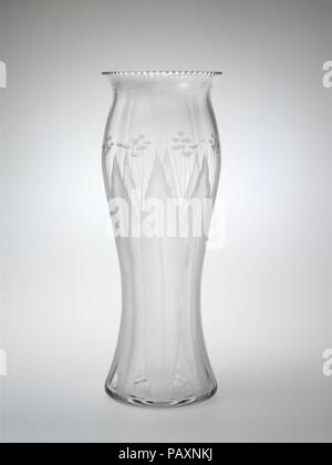 Vase. Kultur: American. Abmessungen: H.14 cm. (36,2 cm); Durchm. 15 in. (38,1 cm). Hersteller: C. Dorflinger und Söhne (Amerikanische, Weiß Mühlen, Pennsylviania, 1881-1921). Datum: 1905-15. Im Gegensatz zu der tief geschnitten und fein graviertem Dekoration auf der anderen Gläsern in diesem Fall die einfache, flache Muster auf diese Vase wurde durch Ätzen erreicht. Die Geometrie der Dorflinger cut Muster wurde hier durch die gegenständliche florale Muster, deren sanfte Kurven den Jugendstil vorschlagen ersetzt. Museum: Metropolitan Museum of Art, New York, USA. Stockfoto