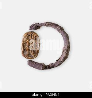 Skarabäus Ring von Ruiu. Abmessungen: Skarabäus: L. 1,4 cm (9/16 in.); W. 1 cm (3/8 in.); H 0,6 cm (1/4 in.); Durchm. Der Ring 2.4 mm (15/16 in.). Dynastie: Dynasty 18, früh. Herrschaft: Regierungszeit Thutmose I. - früher alleinige Thutmose III. Datum: Ca. 1504-1447 v. Chr.. Museum: Metropolitan Museum of Art, New York, USA. Stockfoto