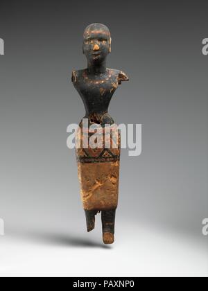 Abbildung einer Frau der nubischen Abstieg. Abmessungen: H 18 cm (7 1/16 in.); W. 4,5 cm (1 3/4 in.); D.3 cm (1 3/16 in.). Dynastie: Dynasty 11. Datum: Ca. 2030-1981 v. Chr.. Diese dunkelhäutige junge Frau trägt ein hell gemusterten Rock, eine Halskette, Fußkettchen, und eine Verrundung um ihren Kopf. Sie stellt vermutlich eine Telefonzentrale Eines der hathor Priesterinnen und Royal Frauen am Hof von Nebhepetre Mentuhotep II. Reste von zwei ähnliche Zahlen wurden auch gefunden, und die drei möglicherweise ursprünglich auf einer gemeinsamen Basis symbolisch das Klatschen mit den Händen auf einem Festival oder das Begräbnis eines höheren Status Frau gestanden haben Stockfoto