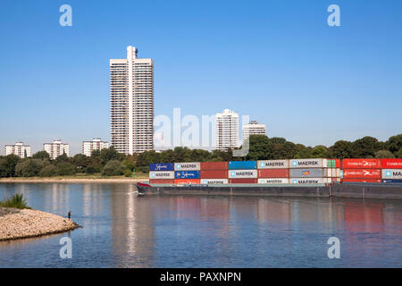 Der Wolkenkratzer Colonia-House im Stadtteil Riehl, Rhein, Containerschiff, Köln, Deutschland, das colonia-haus im Stadtteil Riehl, Rhein, Cont Stockfoto