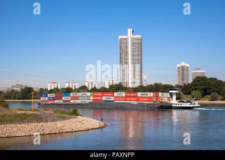 Der Wolkenkratzer Colonia-House im Stadtteil Riehl, Rhein, Containerschiff, Köln, Deutschland, das colonia-haus im Stadtteil Riehl, Rhein, Cont Stockfoto