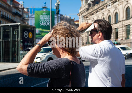 14.06.2018, Porto, Portugal, Europa - zwei Touristen sind in das Stadtzentrum von Porto gesehen, da sie ihre Gesichter von der Sonnenblende. Stockfoto