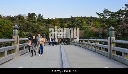 Nagoya, Japan - Mar 17, 2018. Menschen zu Fuß auf Uji Brücke von Ise Schrein (Ise Jingu) in Nagoya, Japan. Stockfoto