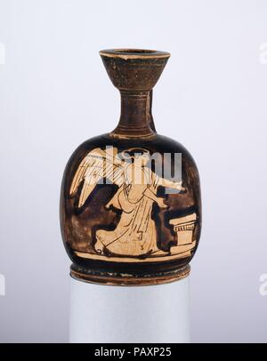 Terrakotta Hocke lekythos. Kultur: Griechisch, Dachboden. Abmessungen: H.4 3/16 in. (10,7 cm). Datum: 450-425 v. Chr.. Nike Running zu einem Altar Nike, die Personifikation des Sieges, läuft zu einem Altar mit ausgestreckten Armen. Trotz des Verlustes der Glasur ist es möglich, zu vermuten, dass Nike einen Kranz in den Händen gehalten. Dies ist ein gemeinsames Attribut der Göttin, da es die Quintessenz der Symbol wird von dem, was Sie verkörpert. Museum: Metropolitan Museum of Art, New York, USA. Stockfoto