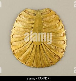 Scheibe aus zwei Platten aus Gold, ein konkav die Anderen geschmückt mit Federn oder Palmwedeln. Abmessungen: H 14,6 cm (5 3/4 in.); W. 14 cm (5 1/2 in.). Dynastie: Dynasty 18. Herrschaft: Herrschaft von Thutmosis III. Datum: Ca. 1479-1425 v. Chr.. Dieses gold Platte aus dem Totentempel Ausrüstung von drei ausländischen Ehefrauen von Thutmosis III. mit seinen jetzt offene Räume für original Inlay sowie eingeschnittenen Dekoration der Palmwedel oder Federn war zuvor als Leiter Stück eine Perücke abdecken, von der aus die Rosetten 26.8.117a-bung wurden verstanden. Eine solche Rekonstruktion wurde zuerst von Herbert E. Winlock 1937 vorgeschlagen und Stockfoto