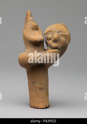 Terrakotta Statuette der eine männliche Figur mit dem Kopf und Hals einer Maske oder das Bild. Kultur: Zypriotische. Abmessungen: H.5 1/8 in. (13 cm). Datum: Ca. 750-600 v. Chr.. Dieser Lehm Statuette hat sicher mit einer Leistung von irgendeiner Art zu tun. Die stehende Figur ist wahrscheinlich das Tragen einer Maske und halten entweder eine andere Maske oder der Kopf eines Bildes, das in der menschlichen Form. Unter archaischen Statuetten aus Zypern, Darstellungen von vielen verschiedenen Arten der ausübenden Künstler sind häufig. Museum: Metropolitan Museum of Art, New York, USA. Stockfoto