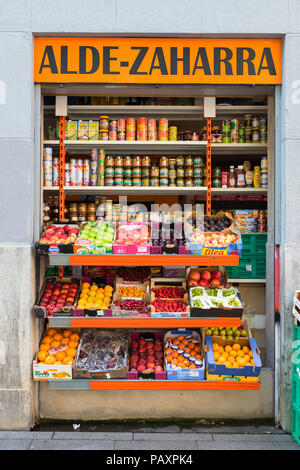 Bilbao essen Shop, Blick auf die Obst- und Gemüse Anzeige in ein Lebensmittelgeschäft in der Altstadt (Casco Vieja) Fläche von Bilbao, Nordspanien. Stockfoto