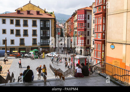 Bilbao Altstadt, Blick auf die Gebäude und die Menschen in der Plaza de Unamuno im Zentrum der Altstadt (Casco Viejo) in Bilbao, Spanien. Stockfoto