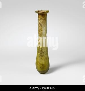 Glas Parfüm Flasche. Kultur: Roman. Abmessungen: 3. 7,6 cm (3 Zoll) Durchmesser: 11/16 x 5/8 in. (1,7 x 1,6 cm). Datum: Mitte-1.-Anfang 2.Jh. N.CHR.. Durchsichtig gelb grün. Rim ausgeklappt, rund, und in; zylindrische Hals, um Base nachgerüstet; schlanke, gestreckte piriform Körper; Dick, unten abgeflacht. Intakt; viele Blasen; tiefe Rillen, brillante irisierende witterungs- beständig und mattieren. Museum: Metropolitan Museum of Art, New York, USA. Stockfoto