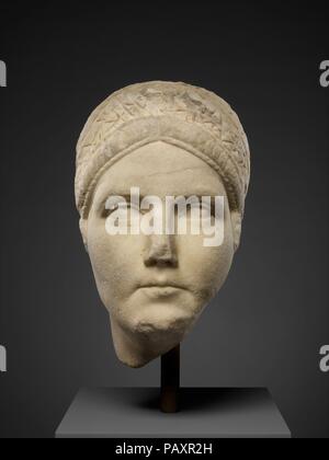 Marmor Portrait, wahrscheinlich von Matidia, Nichte des Kaisers Trajan und Mutter von Sabina, Frau des Kaisers Hadrian. Kultur: Roman. Abmessungen: H.11 cm. (28,6 cm). Datum: A.D. 117-138. Dieses Portrait ähnelt denen von Matidia, Tochter von Marciana, ältere Schwester von Kaiser Trajan. Litzen werden in einem Geflecht verwoben werden Muster durch die doppelte Spangen, die Form der künstlichen Haarteil rund um das Gesicht, aber die Struktur ist geringer als bei vielen der offiziellen Bilder von Matidia. Museum: Metropolitan Museum of Art, New York, USA. Stockfoto