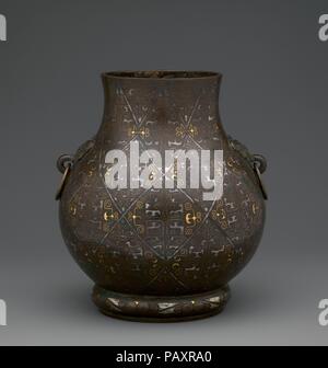 Archaisch-Stil Vase (hu). Kultur: China. Abmessungen: H. 7 1/4 in. (18,4 cm); Durchm. 6 in. (15,2 cm) Durchm. Von rim: 3 5/8 in. (9,2 cm) Durchm. Der Fuß: 3 3/4 in. (9,5 cm). Datum: 15.-16. Jahrhundert. Dieses exquisit dekoriert bronze Vase hat eine großzügige bauchigen Bauch, der auf einer kurzen Runde Fuß sitzt. Zwei Griffe mit Tier-faced Unterseiten zu seinen leicht schrägen Schultern angebracht sind, einer auf jeder Seite. Obwohl die umfangreiche geometrische Muster von Gold und Silber Inlays auf seiner Oberfläche erinnern an die Dekoration des Rituals Schiffe der späten Periode der Streitenden Reiche (475-256 v. Chr.), dessen leicht in die Hocke Form Stockfoto