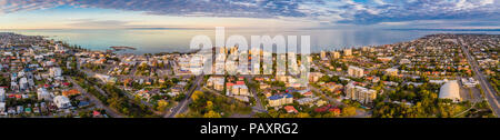 Luftaufnahme von Suttons Strand und Badesteg, Redcliffe, Queensland, Australien Stockfoto