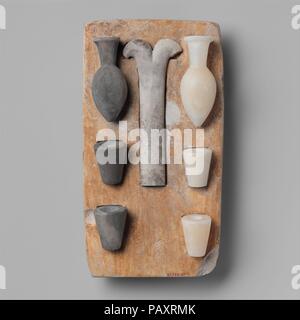Modell des "Öffnung der rituellen Ausrüstung den Mund". Abmessungen: Fach:L22 x W12 x H 3.2 cm (8 11/16 x 4 3/4 x 1 1/4 in.). Dynastie: Dynastie 5-6. Datum: Ca. 2465-2150 v. Chr.. Der kleine Stein Fach fasst Modelle von Objekten für die Öffnung des Mundes Zeremonie erforderlich. Dieser Ritus reanimiert den Verstorbenen oder animierte eine Statue, so dass es essen konnte, Atmen, Sehen, Hören, und ansonsten genießen Sie alles, was für Sie angeboten. Die gegabelte Instrument wurde an der Mündung des Verstorbenen Mama oder Statue berührt; es symbolisch wiederhergestellt Fähigkeit des Einzelnen, unabhängige Existenz. Zusätzlich zu den Imp Stockfoto