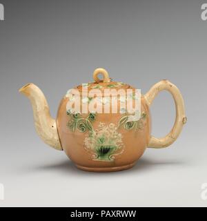 Teekanne. Kultur: British, Staffordshire. Abmessungen: Höhe: 3 9/16-in. (9 cm). Schöpfer: Stil von John ASTBURY (1687-1743). Datum: Ca. 1745. Museum: Metropolitan Museum of Art, New York, USA. Stockfoto