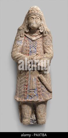 Stehende Figur mit Tiara. Abmessungen: H.56 cm. (143,5 cm) W. 20 1/4 in. (51,5 cm) Gr. D.10. (25,4 cm) Wt. Einschließlich der Kiste: 437 Kg (198,2 kg) von der Unterseite der Mantel an der Spitze der Krone 45,3 Zoll (115 cm). Datum: 12. bis Anfang des 13. Jahrhunderts. Die verzierten headdres, Arme und Reiche Gewänder dieser Abbildung deuten darauf hin, dass es wahrscheinlich stellt einen souveränen persönlichen Schutz, wesire oder Amir. Vermutlich bedeutete die Empfangshalle von des Herrschers zu schmücken, sei es der Seldschukischen Sultan oder einem seiner lokalen Vasallen oder Nachfolger, Figuren wie dieser würde parallel Stockfoto