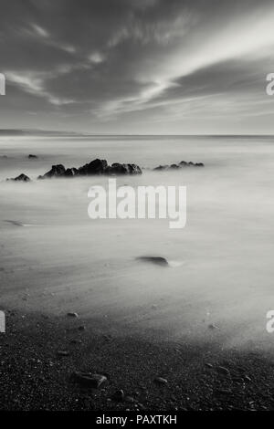 Porthcurnick Strand bei Sonnenuntergang, Cornwall, Großbritannien Stockfoto