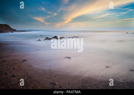 Porthcurnick Strand bei Sonnenuntergang, Cornwall, Großbritannien Stockfoto