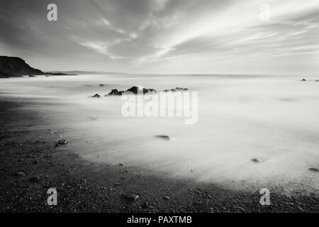 Porthcurnick Strand bei Sonnenuntergang, Cornwall, Großbritannien Stockfoto