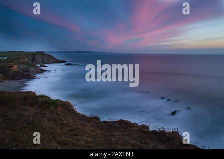 Porthcurnick Strand bei Sonnenuntergang, Cornwall, Großbritannien Stockfoto