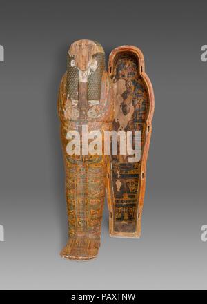 Innere Sarg von Djedmutesankh. Abmessungen: L 186 cm (73 1/3 in). Dynastie: Dynasty 21. Datum: Ca. 1000-945 v. Chr.. Die Dame Djedmutesankh wurde mit einer Reihe anderer Mitglieder ihrer wohlhabenden Familie in eine Gruft, die in der West Bank in Theben bestattet. Ihrem erhabenen Position wird durch ihre Titel, die "Leading Lady" und "erster Chef der Harim des Amun" gehören zum Ausdruck; sie war wahrscheinlich eine Frau von einem Hohepriester des Amun. Ihre Beerdigung Assemblage enthält eine Reihe von verschachtelte Särge; ein Osiris Verkleidung; Leder Hosenträger; Amulette; Wachs Eingeweide zahlen; zwei grabkunst Papyri: ein Osiris Figur; und zwei Kisten aus Holz Stockfoto