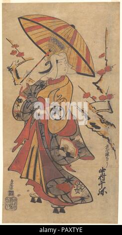 Schauspieler Nakamura Senya als Tokonatsu im Kabuki spielen", das Erbe des Three-Comma Familienwappen offenbart" (Mitsutomoe Katoku Binaki). Artist: Torii Kiyomasu I (Japanisch, aktive 1696-1716). Kultur: Japan. Abmessungen: 23 1/4 x 12 1/4 in. (59,1 x 31,1 cm). Datum: Ca. 1716. Ein Nachfolger von Kiyonobu, Kiyomasu durchgeführt auf der Torii Tradition des theatralischen Druckproduktion. In dieser Ansage nur für ein Spiel, der Schauspieler Nakamura Senya porträtiert eine Frau zu Fuß unter einem offenen Dach wer hat an einem alten Pflaumenbaum in Blüte zu sehen. Kiyomasu's Stil fängt die Lebendigkeit der Linie seines Herrn, aber es Stockfoto