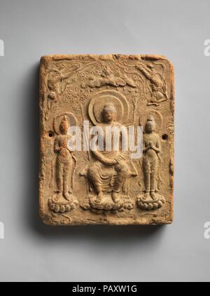 Ton Relief Fliese mit buddhistischen Triade (Sanzon senbutsu). Kultur: Japan. Abmessungen: H. 9 5/8 in. (24,5 cm); W. 7 3/4 in. (19,7 cm); D.1 1/2 in. (3,8 cm). Datum: zweite Hälfte des 7. Jahrhunderts. Ton Relief-fliesen mit Abbildungen des Buddha, bekannt als senbutsu, waren nur für kurze Zeit, zwischen der zweiten Hälfte des 7. und frühen achten Jahrhundert. Hier, der Buddha sitzt unter einem Baldachin mit zwei (anonyme) Telefonzentrale Bodhisattvas vor dem heiligen Bodhi-Baum. In diesem Beispiel ist der Ansicht, dass ein Interieur zu Wand Dekoration an Tachibanadera Tempel in Asuka wurden, in der Nähe von t Stockfoto