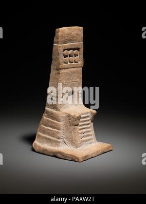 Tempel Modell. Kultur: Aztec. Abmessungen: H. 4 7/8 x 2 1/4 in.-W. (12,4 x 5 cm). Datum: 1400-1521. Aztekischen Herrscher über einen großen Teil des heutigen zentralen Mexiko und Teile von Guatemala bei der Spanier in der Hauptstadt Tenochtitlan in 1519 angekommen. Von den bescheidenen Anfängen in der vierzehnten Jahrhundert, die mexica (als Kern der kulturellen Gruppe ordnungsgemäß bekannt ist) Allianzen mit etablierten Königreiche und Stadtstaaten, ihren Tribut Konsolidierung-basierte Empire mit beträchtlichem Tempo gebildet. Teil ihrer imperialen Strategie der Verbreitung einer offiziellen Religion. Aztec Temple Modelle Stockfoto