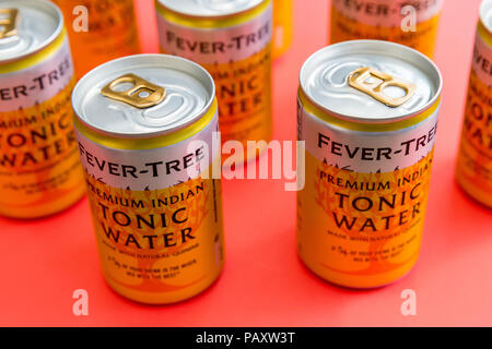 LONDON - Juli 18, 2018: Fieber Tree Tonic Water Dosen auf rotem Hintergrund Stockfoto