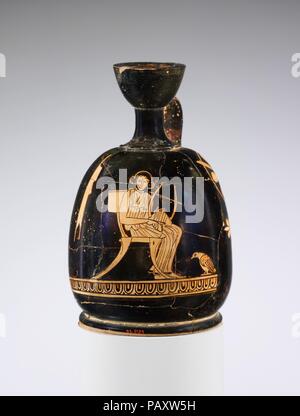 Terrakotta Hocke lekythos (Öl Flasche). Kultur: Griechisch, Dachboden. Abmessungen: H.5 3/8 in. (13,7 cm). Datum: Ca. 470-460 v. Chr.. Frau sitzend mit Lyra Die Anwesenheit von einem Vogel, der offenbar hören andächtig und der betont großer Stuhl sowie die Stirnseite deuten darauf hin, dass das Thema hier ist mehr als ein Athener lady Musik machen. Es ist schwer zu sagen, ob sie so etwas wie ein Sterblicher inspiriert, eine Dichterin, oder eine Muse werden sollte. Museum: Metropolitan Museum of Art, New York, USA. Stockfoto