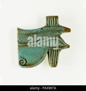 Wedjat Auge Amulett. Abmessungen: L 3,3 x H 3,2 cm (1 5/16 x 1 1/4 in.). Dynastie: Dynasty 26. Datum: 664-332 v. Chr.. Eine der beliebtesten Amulette im alten Ägypten, die wedjat Auge Das geheilte Auge des Gottes Horus repräsentiert. Es stellt eine Kombination aus einem menschlichen und einem Falcon eye, da Horus oft mit einem Falken verbunden war. Die alten ägyptischen Namen, wedjat, bedeutet "die, die Sound (wieder)." In der ägyptischen Mythologie Horus Auge verletzt wurde oder durch den Gott Seth gestohlen und dann durch Thot wiederhergestellt. Die wedjat Auge verkörpert heilende Kraft und symbolisiert Wiedergeburt. Ein Amulett in dieser Form wurde gedacht, um p Stockfoto