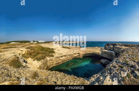 Super Secret Bay in Salento berühmten Höhle der Poesie Stockfoto