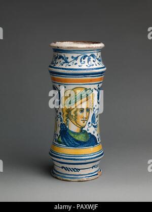 Apotheke jar (albarello). Kultur: Französisch, Rouen. Abmessungen: Höhe: 10 cm. (27,3 cm). Schöpfer: Werkstatt Masséot Abaquesne (Französisch, aktive 1538-57). Datum: Ca. 1542. Sporting einen Lorbeerkranz und klassischen Vorhänge, die weibliche Figur in diesem Jar inmitten Blättern Laub ist ausführlicher dargestellt als das Profil Leitung am Beispiel in der Nähe ausgestellt, was darauf hindeutet, dass diese möglicherweise nicht Teil der sehr großen und mehr sketchily ausgeführte Order für Pharmazeutische Behälter mit Masséot Abaquesne 1545 gelegt wurden. Museum: Metropolitan Museum of Art, New York, USA. Stockfoto