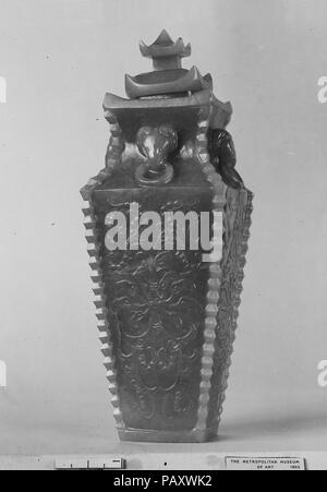 Überdachte Vase. Kultur: China. Abmessungen: H.6 1/2 in. (16,5 cm). Museum: Metropolitan Museum of Art, New York, USA. Stockfoto