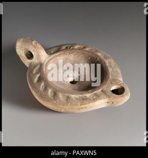 Terrakotta Öllampe. Kultur: Roman. Abmessungen: Insgesamt: 1 3/8 in., 3,4 cm (3,5 x 3,4 cm). Datum: 2.Jahrhundert N.CHR.. Museum: Metropolitan Museum of Art, New York, USA. Stockfoto