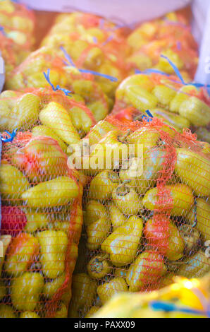 Gelbe Paprika in Beuteln, Gemüse, gesunde Ernährung Stockfoto