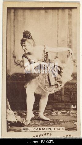 Mlle. Carmen, Paris, vom Schauspieler und Schauspielerinnen-Serie (N45, Typ 1) für Virginia Brights Zigaretten. Maße: Blatt: 2 3/4 x 1 3/8 in. (7 x 3,5 cm). Herausgeber: Herausgegeben von Allen&Ginter (Amerikanische, Richmond, Virginia). Datum: Ca. 1888. Handel Karten aus dem "Schauspieler und Schauspielerinnen"-Serie (N45, Typ 1), ausgestellt. 1888 von Allen&Ginter Virginia Brights, Dixie, Unsere kleinen Schönheiten und Opera Puffs Zigaretten zu fördern. Museum: Metropolitan Museum of Art, New York, USA. Stockfoto