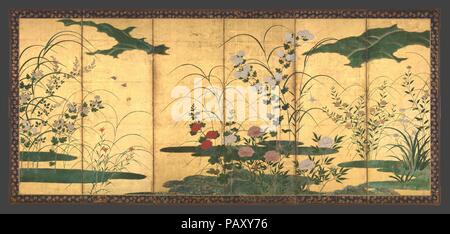 Blumen und Gräser des Vier Jahreszeiten. Artist: Kreis von Kano Mitsunobu (Japanisch, 1565-1608). Kultur: Japan. Abmessungen: Jeweils: 59 15/16 in. × 11 ft. 7 7/16 in. (152,3 × 354,2 cm). Datum: Ende des 16. Jahrhunderts. In einer Torsion auf das gemeinsame Thema der Vögel und Blumen der vier Jahreszeiten, dieses Paar screens konzentriert sich stattdessen auf Insekten und Blumen fast ein Jahr im Zyklus der Veränderung vom späten Frühjahr bis in den frühen Winter darzustellen. Die Sequenz beginnt ganz rechts mit Feder Favoriten, wie Gelb kerria Rosen, und endet an der weit mit Schnee links entstaubt Laterne Blumen, Chrysanthemen, und eulalia Gras. Stockfoto