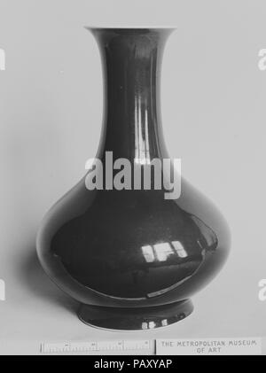 Vase. Kultur: China. Abmessungen: H.12. (30,5 cm). Museum: Metropolitan Museum of Art, New York, USA. Stockfoto