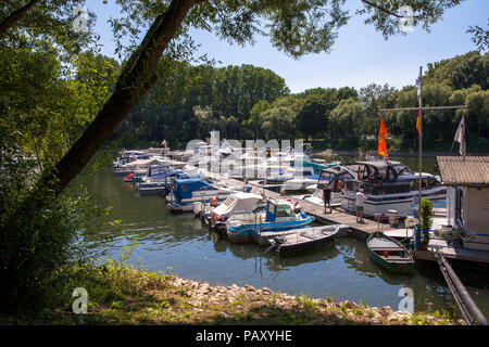 Die Marina von Mondorf befindet sich auf einem alten Arm der Sieg, in der Nähe der Mündung in den Rhein, Mondorf, Deutschland. der Yachthafen von Mondorf, äh Balatonfüred Stockfoto