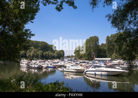 Die Marina von Mondorf befindet sich auf einem alten Arm der Sieg, in der Nähe der Mündung in den Rhein, Mondorf, Deutschland. der Yachthafen von Mondorf, äh Balatonfüred Stockfoto