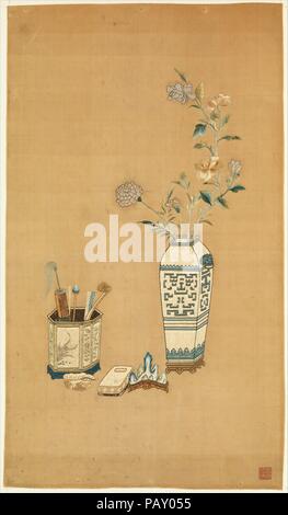 Panel mit Blumen in Vase und Gelehrter. Kultur: China. Abmessungen: 24 13/16 x 14 3/16 in. (63 x 36 cm). Datum: 18. Diese Stickerei zeigt ein gemeinsames Thema in der chinesischen Malerei und dekorative Kunst: eine Szene der Studie ist ein Gelehrter. Blumen blühen in einem blau-weißen Vase; eine sechseckige Bürste Topf hält einen flywhisk handscroll, ein, zwei Bürsten, ein Ventilator und ein ruyi Zepter; und eine Tinte Stein und Berg-förmigen Bürste rest Warten auf Rückkehr des Meisters. Auf dieser schön gemacht, die Blüten sind mit winzigen Perlen anstatt weißen Faden gestickt. Museum: Metropolitan Muse Stockfoto