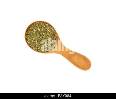 Schließen Sie einen hölzernen Schaufeln Löffel voller grüner getrocknete Kräuter, Dill oder majoran auf weißem Hintergrund, erhöhte Ansicht von oben, direkt über Stockfoto