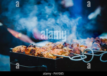 BBQ, hähnchenspieße Grillen auf einem Grill auf Holzkohle Grill Stockfoto