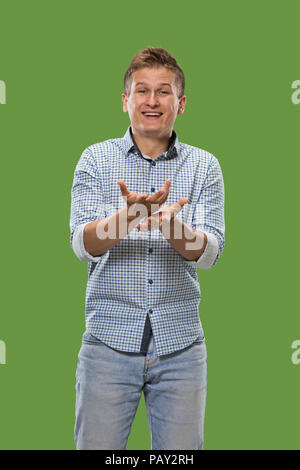 Schönen männlichen Brustbild isoliert auf grünen studio Hintergrund. Der junge emotionale überrascht Mann Stockfoto