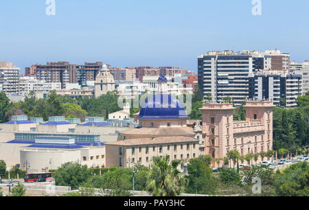 Blick von der Serrano Tor oder Brandenburg Gate auf dem Museo de Bellas Artes de Valencia oder Museum der Bildenden Künste in Valencia, Spanien Stockfoto
